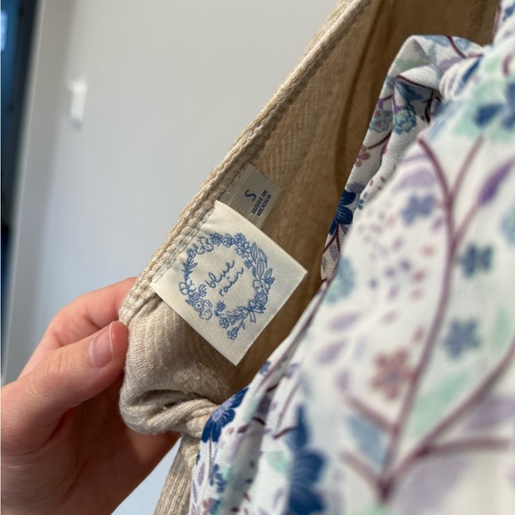 Tan shirt with open back and bow - Picture 6 of 6